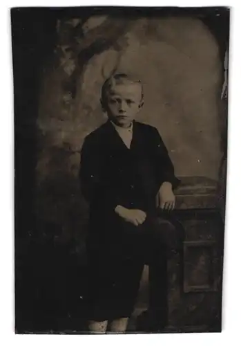Fotografie Ferrotypie kleiner junger Knabe in halblangen Hosen mit Hut in der Hand