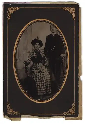 Fotografie Ferrotypie Ansicht Planegg, Muttere im karierten Kleid nebst ihrem Sohn im Atelier, Rückseite datiert 1889