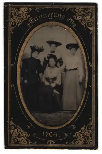 Fotografie Ferrotypie vier Damen posieren im Atelier, 1904, im Passepartoutrahmen
