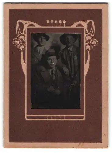 Fotografie Ferrotypie drei junge Männer in Anzügen mit Hüten posieren, Passepartoutrahmen