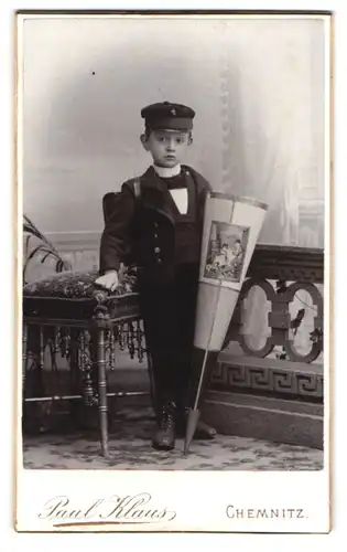 Fotografie Paul Klaus, Chemnitz, junger Knabe mit grosser Zuckertüte und Schulranzen zum Schulanfang