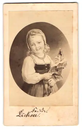 Fotografie unbekannter Fotograf und Ort, Gemälde: Freude, nach Dicksee, Kasperle Puppe