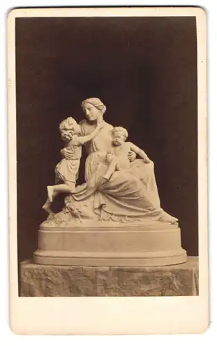Fotografie unbekannter Fotograf und Ort, Statue: Mutterliebe, nach Calmels