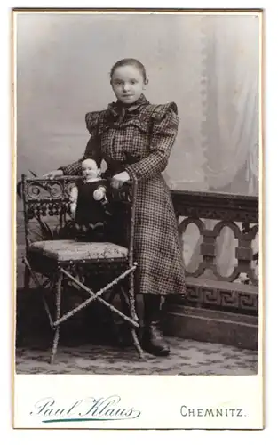 Fotografie Paul Klaus, Chemnitz, junges Mädchen mit ihre Puppe auf dem Stuhl