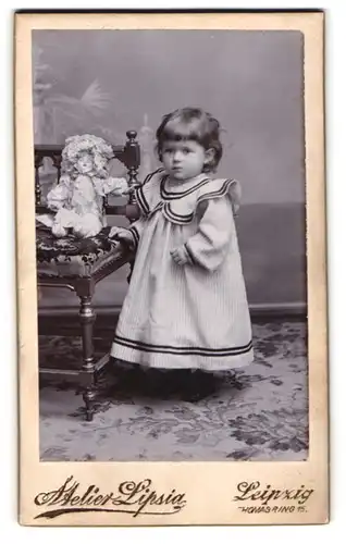 Fotografie Atelier Lipsia, Leipzig, niedliches Mädchen mit Puppe auf dem Stuhl