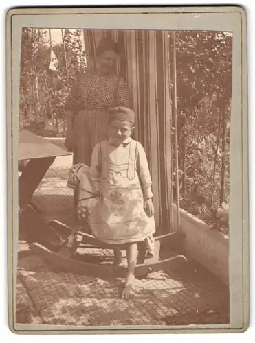Fotografie unbekannter Fotograf und Ort, junger Knabe mit seinem Schaukelpferd auf der Terrasse, 1904