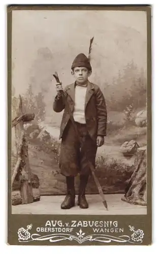Fotografie Aug. v. Zabuesnig, Oberstdorf, junger Knabe als Wanderer mit Wanderstock in einer Studiokulisse