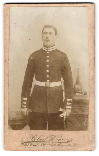 Fotografie Robert Wiener, Berlin, Soldat in Gardeuniform nebst Pickelhaube Rosshaarbusch