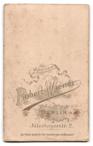 Fotografie Robert Wiener, Berlin, Soldat in Gardeuniform nebst Pickelhaube Rosshaarbusch