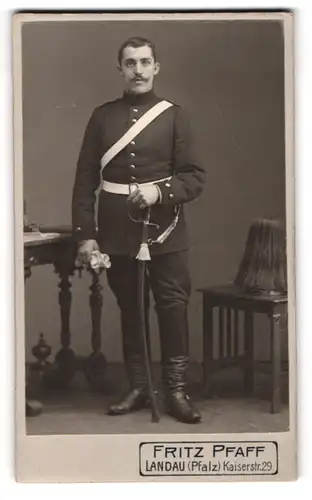 Fotografie Fritz Pfaff, Landau / Pfalz, Soldat in Uniform mit Säbel und Pickelhaube samt Rosshaarbusch