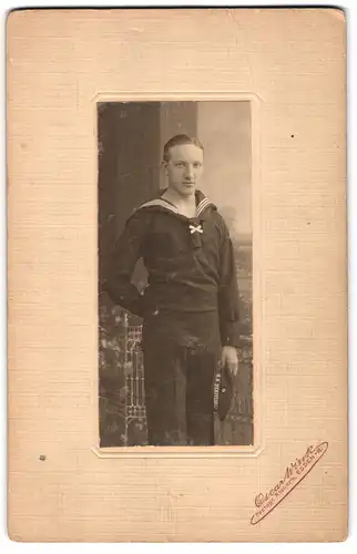 Fotografie Oscar Wink, Essen, junger Matrose Friedrich Miebach in Uniform mit Mützenband SMS Derfflinger