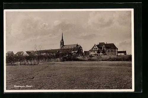AK Biesingen /Saar, Panoramaansicht mit Kirchturm