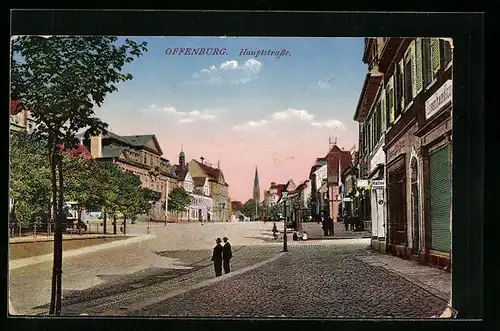 AK Offenburg, Passanten in der Hauptstrasse mit Blick nach der ev. Kirche