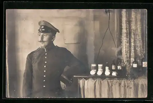 Foto-AK Militärapotheker neben einer Theke mit Medikamenten, Rotes Kreuz