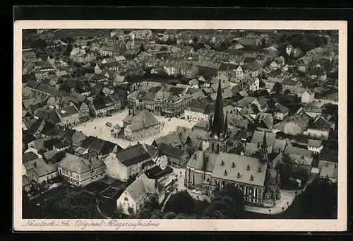 AK Neustadt i. Sa., Fliegeraufnahme mit Marktplatz und Kirche