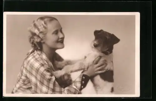 Foto-AK Blondes Mädchen mit kleinem Terrier, 1935