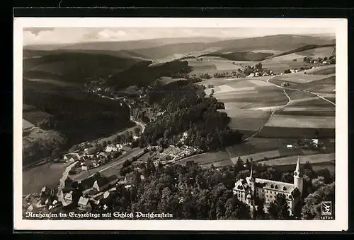 AK Neuhausen, Gesamtansicht mit Schloss Purschenstein und Erzgebirge, Fliegeraufnahme