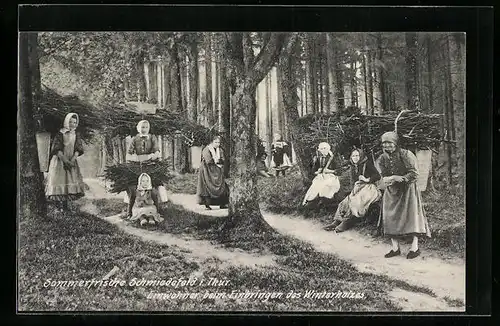 AK Schmiedefeld i. Thür., Einwohner beim Einbringen des Winterholzes