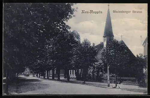 AK Neu-Ruppin, Rheinsberger Strasse mit Kirche