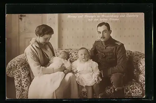 AK Ernst August Herzog von Braunschweig und Lüneburg und Herzogin mit den beiden Prinzen