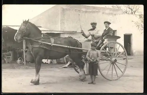 Foto-AK Zwei Herren mit Baskenmützen auf einem Einspänner