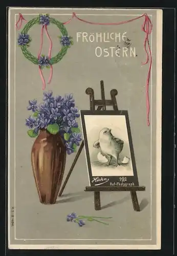 Künstler-AK Osterküken auf einer Leinwand, blaue Blumen in Vase