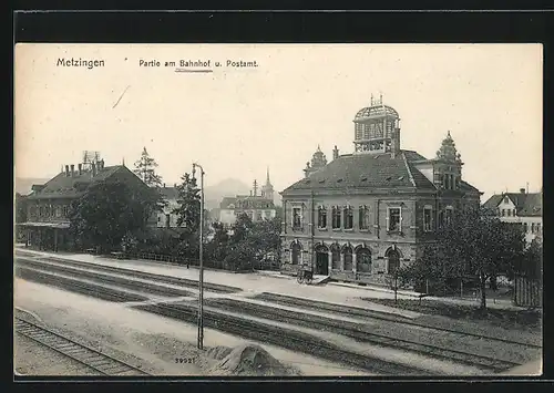 AK Metzingen, Strassenpartie am Bahnhof und Postamt