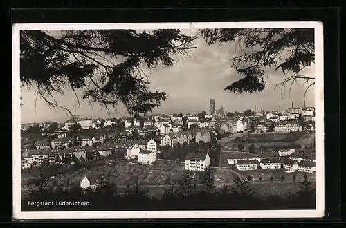 AK Lüdenscheid, Die Bergstadt von einer Anhöhe aus gesehen