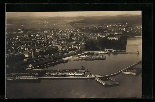 AK Konstanz am Bodensee, Gesamtansicht mit Hafen vom Flugzeug aus