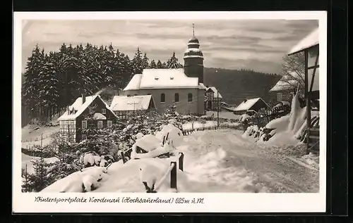 AK Nordenau / Sauerland, Ortspartie mit Kirche im Winter
