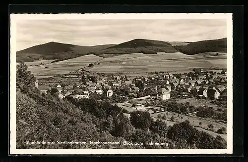 AK Siedlinghausen / Sauerland, Ortsansicht, Blick zum Kahlenberg