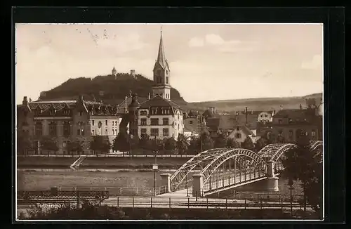 AK Tuttlingen, Flusspartie mit Brücke, Blick zur Kirche