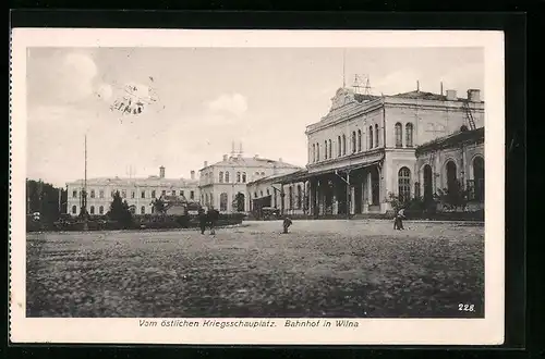 AK Wilna, Passanten vor dem Bahnhof