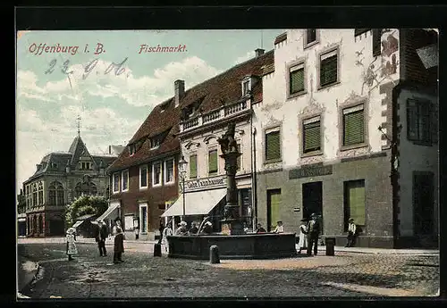 AK Offenburg i. B., Fischmarkt mit Brunnen