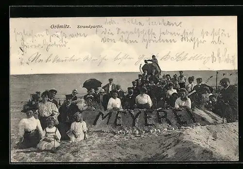 AK Grömitz, Strand mit Badegästen an einer Sandburg