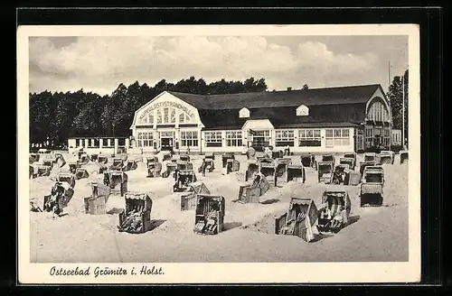 AK Grömitz i. Holst., Strand mit Kurpalast-Strandhalle
