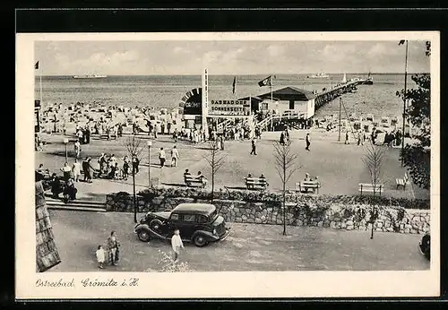 AK Grömitz i. H., Strand mit Seebrücke und flagge