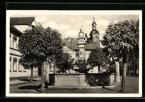 AK Römhild, Karl-Marx-Platz mit Brunnen