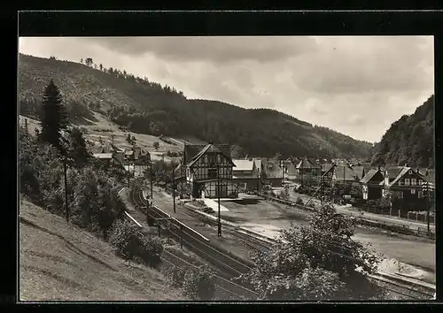 AK Schleusingerneundorf /Kr. Suhl, Ortspartie mit Bahngleis