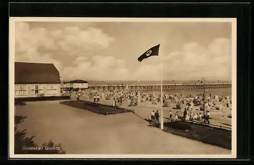 AK Grömitz / Ostseebad, Strand mit Seebrücke und flagge