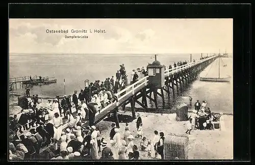 AK Grömitz i. Holst., Dampferbrücke mit Passagieren