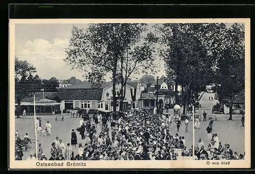 AK Grömitz / Ostseebad, Besucher vor Geschäften