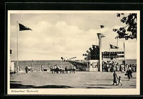 AK Grömitz / Ostseebad, Strand mit Seebrücke und flaggen