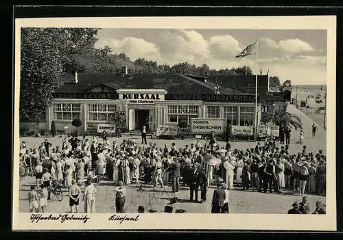 AK Grömitz / Ostseebad, Besucher vor dem Kursaal