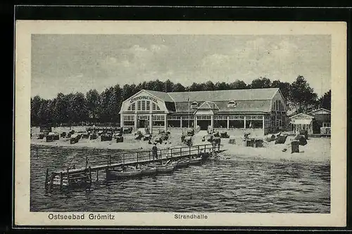 AK Grömitz / Ostseebad, Blick von der See zur Strandhalle