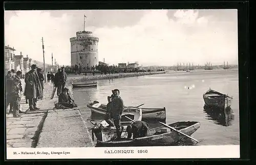 AK Salonique, Männer am Quai, Blick zum Wehrturm