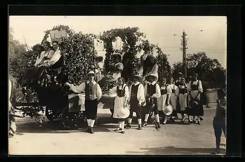 AK Festwagen Winzer in Trachten, Weinanbau