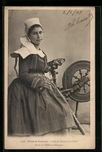 AK Fileuse de Rosporden, Coiffe de Travail et de Deuil, Etude de Coiffes de Bretagne, Frau in Tracht am Spinnrad