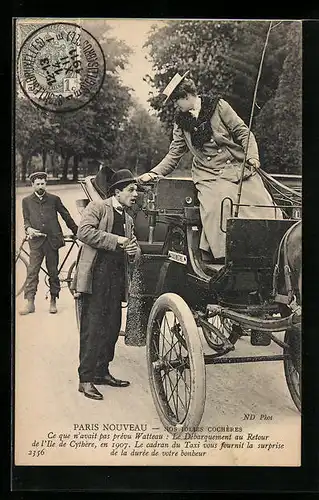 AK Paris, Nouveau, Frau sitzt auf einem Automobil, Ein Radfahrer dahinter, Emanzipation