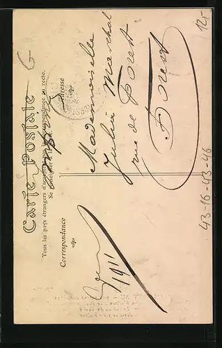 AK Paris, Nouveau, Frau sitzt auf einem Automobil, Ein Radfahrer dahinter, Emanzipation